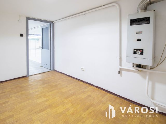 100 m2-es raktár a Móricz Zsigmond körtértől 600 méterre