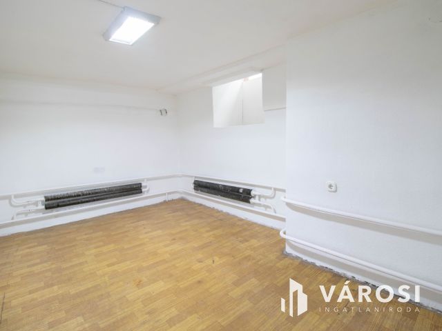 100 m2-es raktár a Móricz Zsigmond körtértől 600 méterre