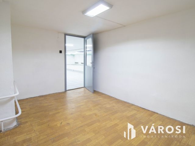 100 m2-es raktár a Móricz Zsigmond körtértől 600 méterre