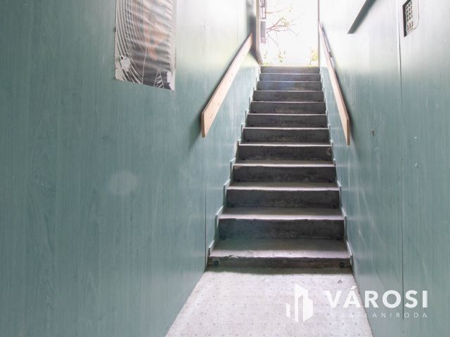 100 m2-es raktár a Móricz Zsigmond körtértől 600 méterre