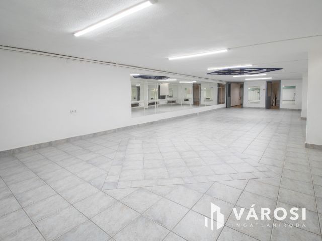 100 m2-es raktár a Móricz Zsigmond körtértől 600 méterre