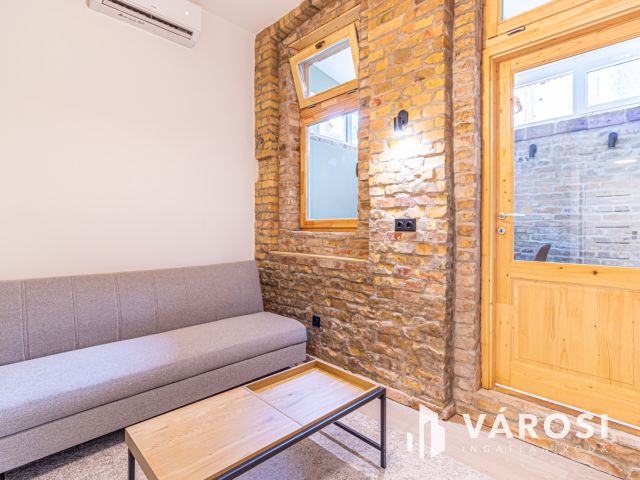 Felújított, berendezett lakás a Palotanegyedben eladó