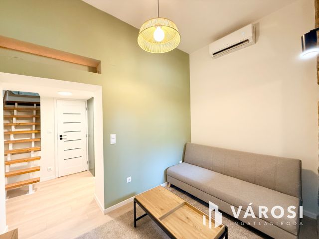 Felújított, berendezett lakás a Palotanegyedben eladó
