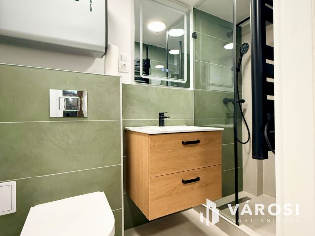 Felújított, berendezett lakás a Palotanegyedben eladó