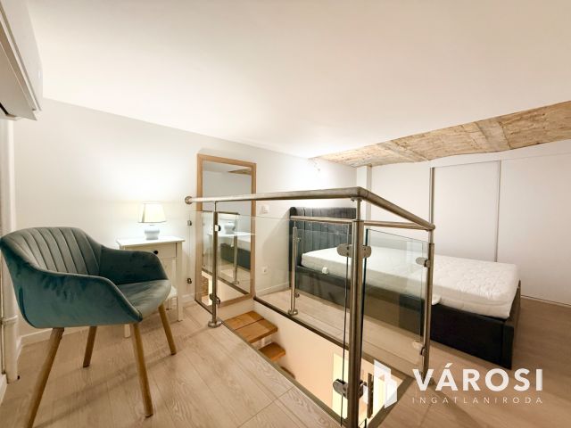 Felújított, berendezett lakás a Palotanegyedben eladó