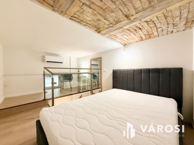 Felújított, berendezett lakás a Palotanegyedben eladó