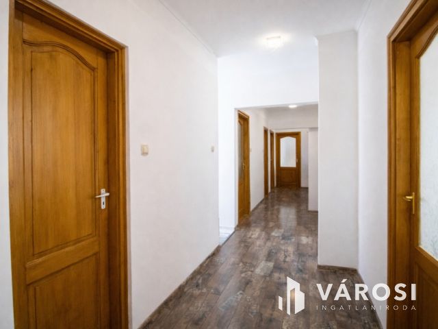 Modern családi otthon és kész üzemi bázis Nagyszénáson