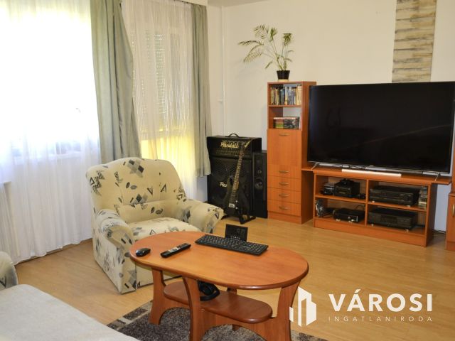 Veszprémi 3.emeleti panel lakás eladó!