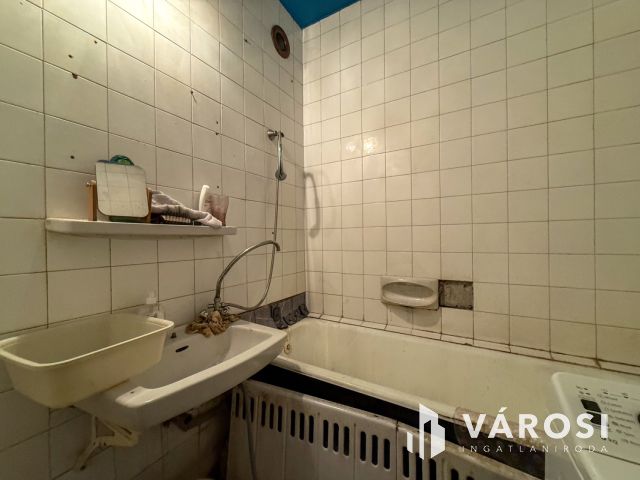 Besztercén felújítandó, erkélyes lakás eladó!