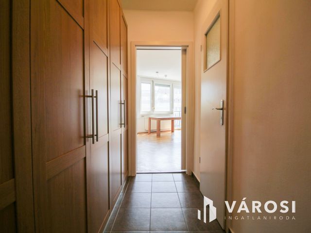 Parlamentre néző garzonlakás kiadó