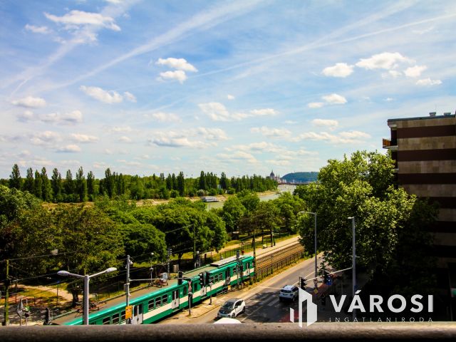 Parlamentre néző garzonlakás kiadó