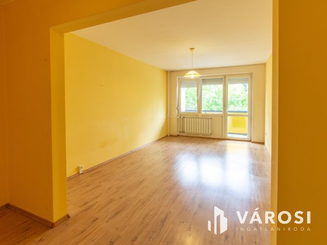 2.emeleti, erkélyes, két szoba hallos lakás eladó