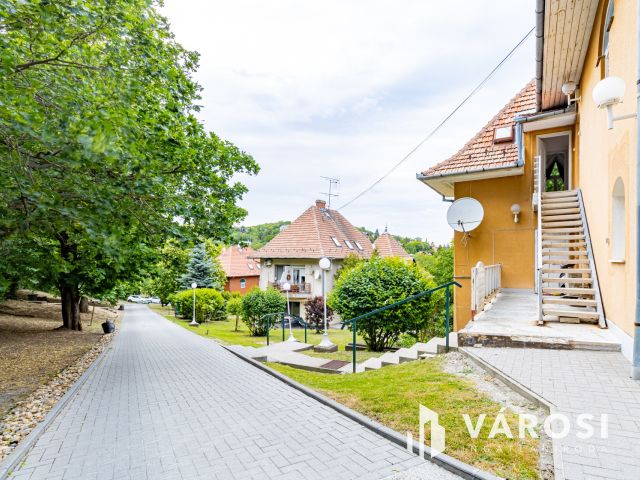 Cinege utcában, csendes, gyönyörű lakóparkban, kiadó lakás