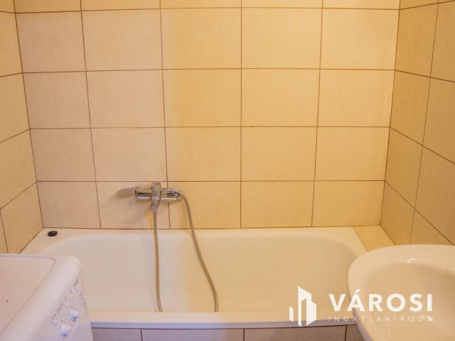 Bútorozatlan, felújított, kiváló közlekedéssel