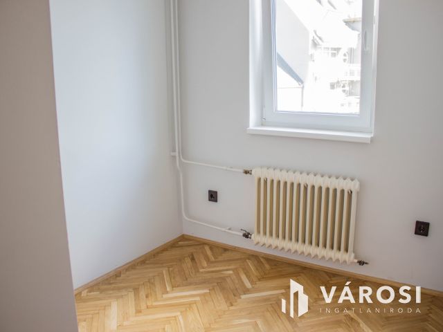 Bútorozatlan, felújított, kiváló közlekedéssel