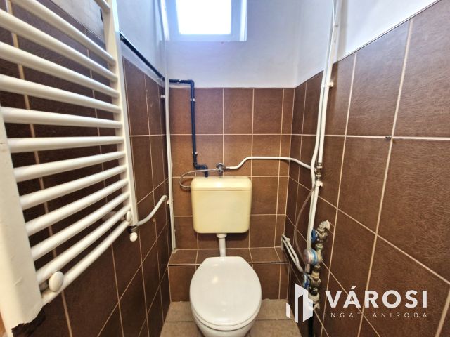 Belvárosi üzlethelyiség kiadó a McDonald's közelében
