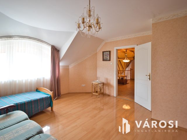 ÚJSZERŰ CSALÁDI HÁZ, DUPLA GARÁZZSAL, GYÖNYÖRŰ UDVARRAL