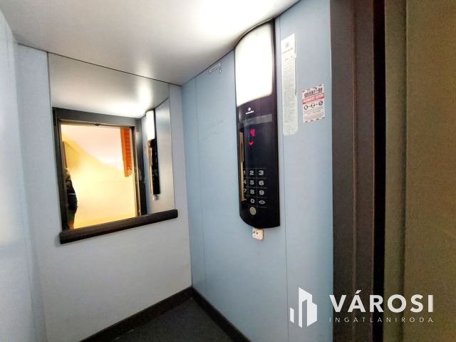 Kiadó 4.emeleti, modern, liftes lakás