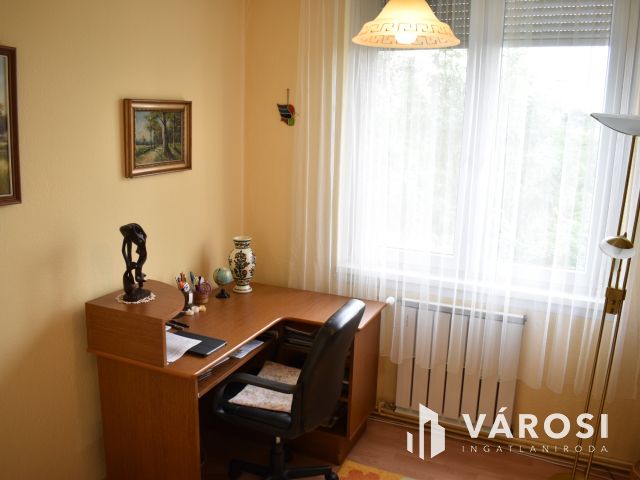 3. emeleti szép lakás teljes bútorzattal kiadó!