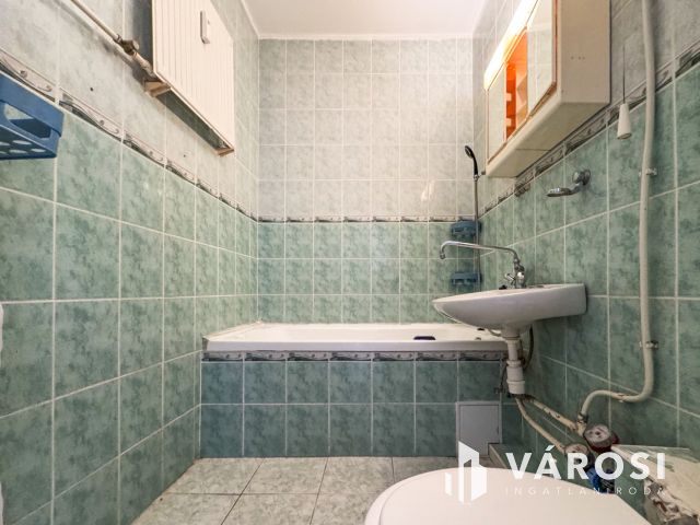 Kiadó panel lakás a belvároshoz közel
