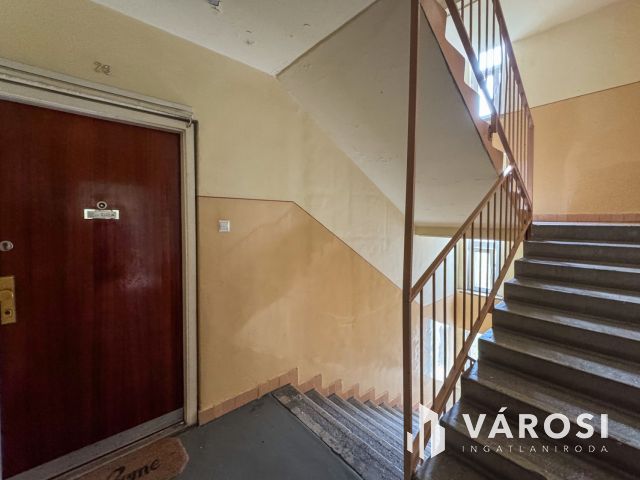 Kiadó panel lakás a belvároshoz közel