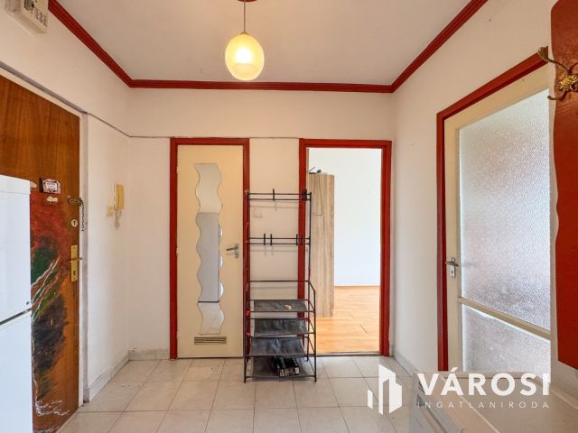 Kiadó panel lakás a belvároshoz közel