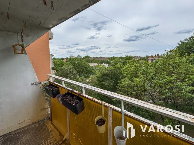 Kiadó panel lakás a belvároshoz közel