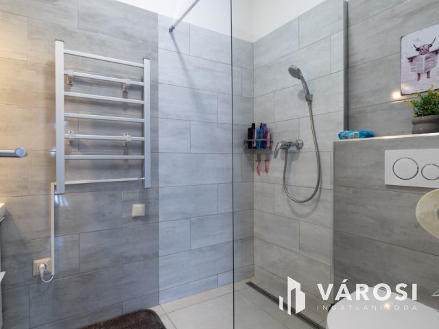 Modern, kertkapcsolatos ikerházfél Siófokon