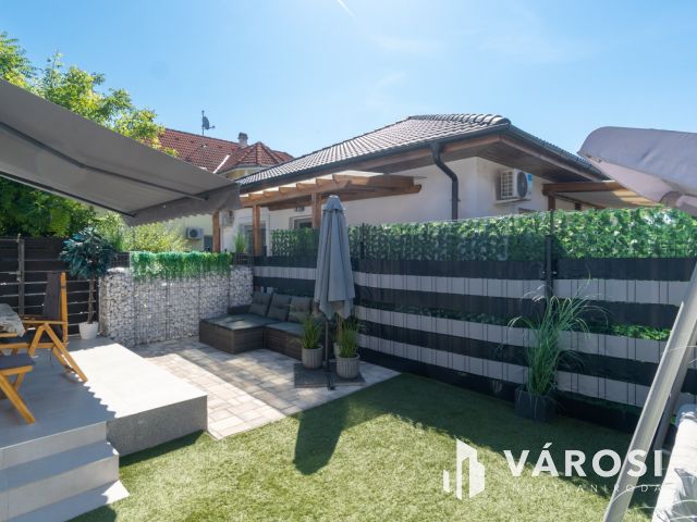 Modern, kertkapcsolatos ikerházfél Siófokon