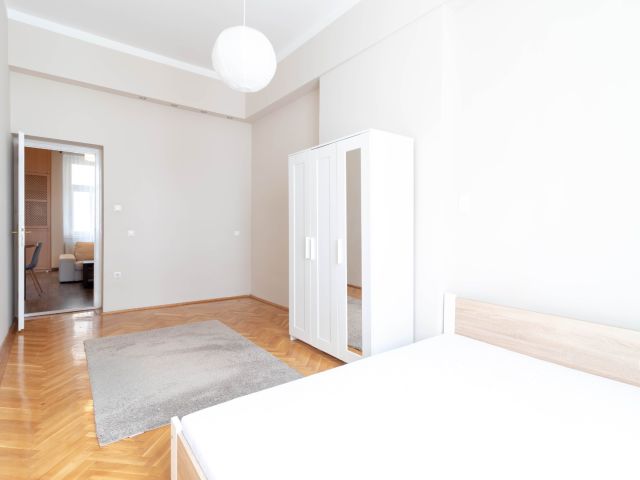 51 m2-es bútorozott lakás csendes házban, a Nyugati mellett