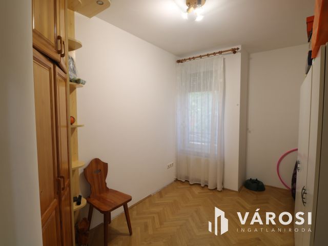 Nappali + 3 szoba, csendes, nyugodt lakó kőrnyezetben.