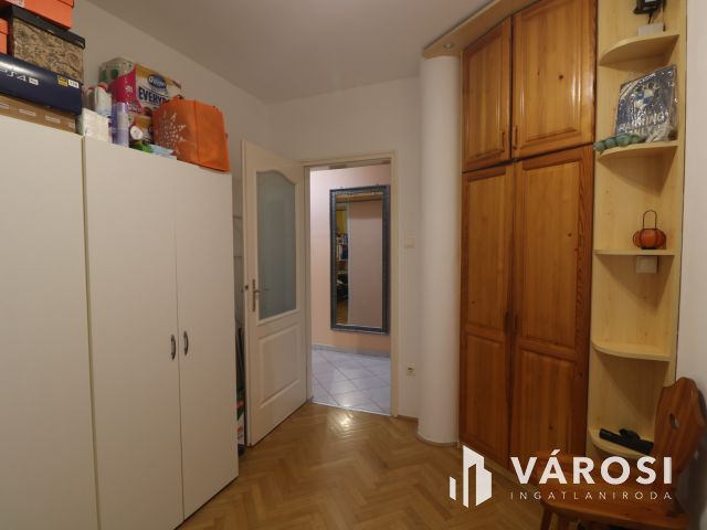 Nappali + 3 szoba, csendes, nyugodt lakó kőrnyezetben.