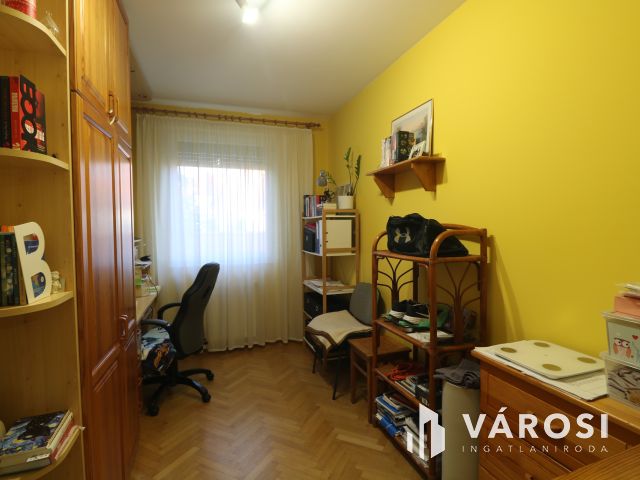 Nappali + 3 szoba, csendes, nyugodt lakó kőrnyezetben.