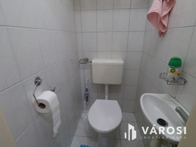 Nappali + 3 szoba, csendes, nyugodt lakó kőrnyezetben.