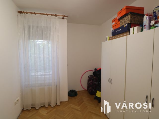 Nappali + 3 szoba, csendes, nyugodt lakó kőrnyezetben.