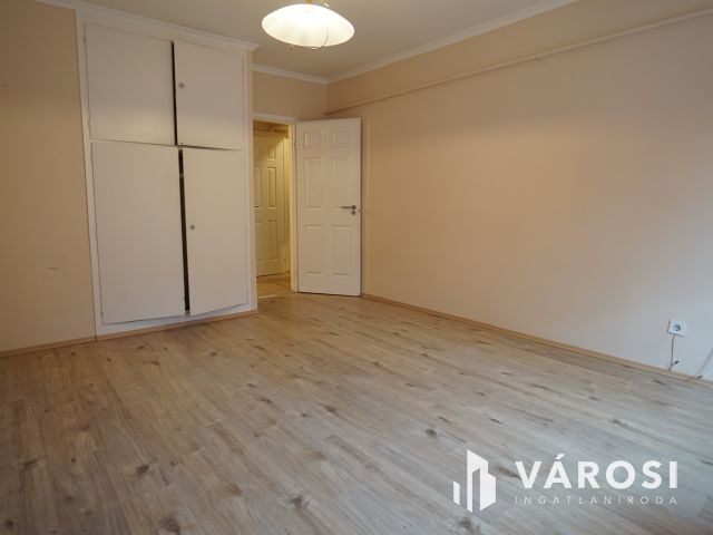 Kiadó földszinti lakás a Corvinba