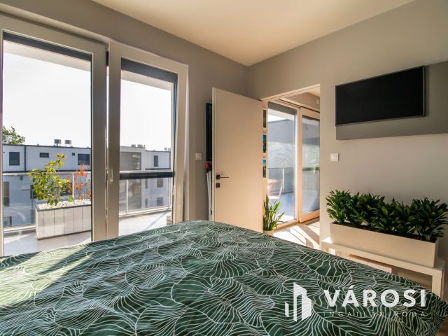 Kiadó luxus penthouse lakás Velencén