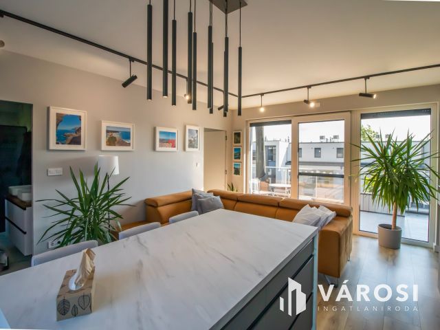 Kiadó luxus penthouse lakás Velencén
