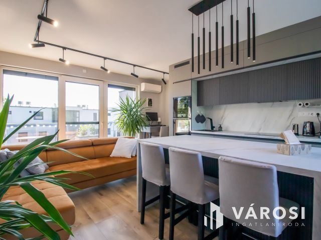 Kiadó luxus penthouse lakás Velencén