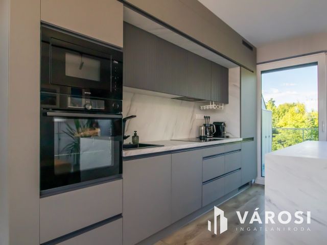 Kiadó luxus penthouse lakás Velencén