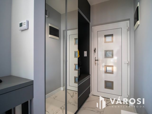 Kiadó luxus penthouse lakás Velencén