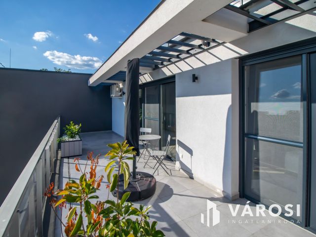 Kiadó luxus penthouse lakás Velencén