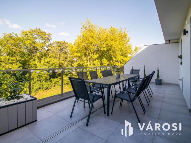 Kiadó luxus penthouse lakás Velencén