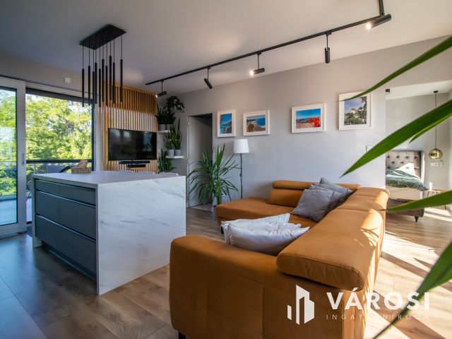 Kiadó luxus penthouse lakás Velencén