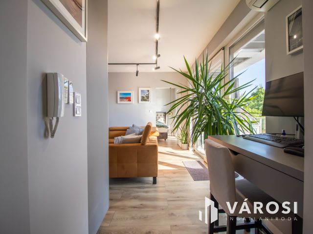 Kiadó luxus penthouse lakás Velencén