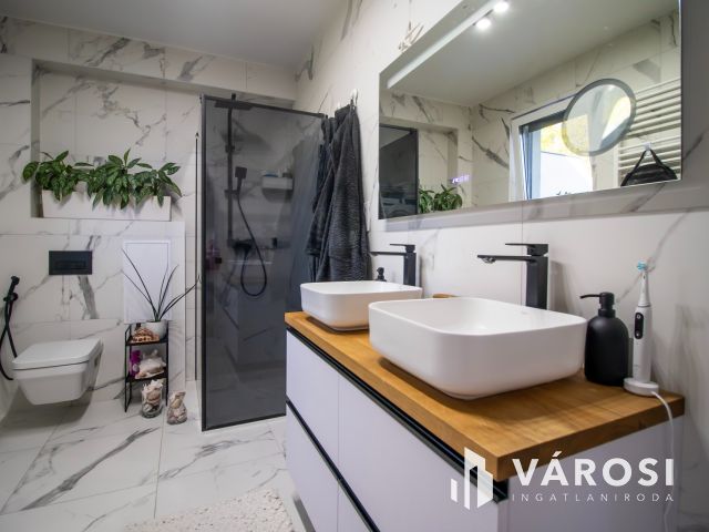 Kiadó luxus penthouse lakás Velencén