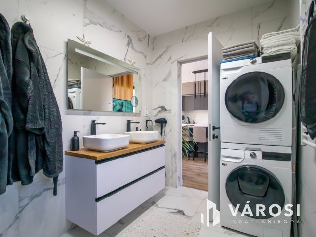 Kiadó luxus penthouse lakás Velencén