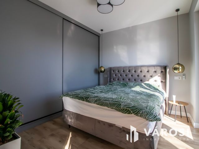 Kiadó luxus penthouse lakás Velencén