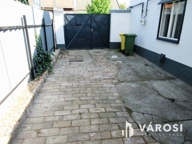 Orosházán a belvárosban ház fillérekért!
