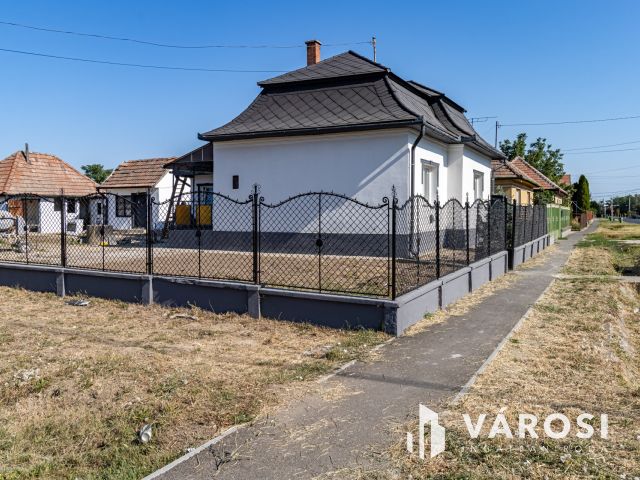 Felújított családi ház, saroktelken, Zsámbokon